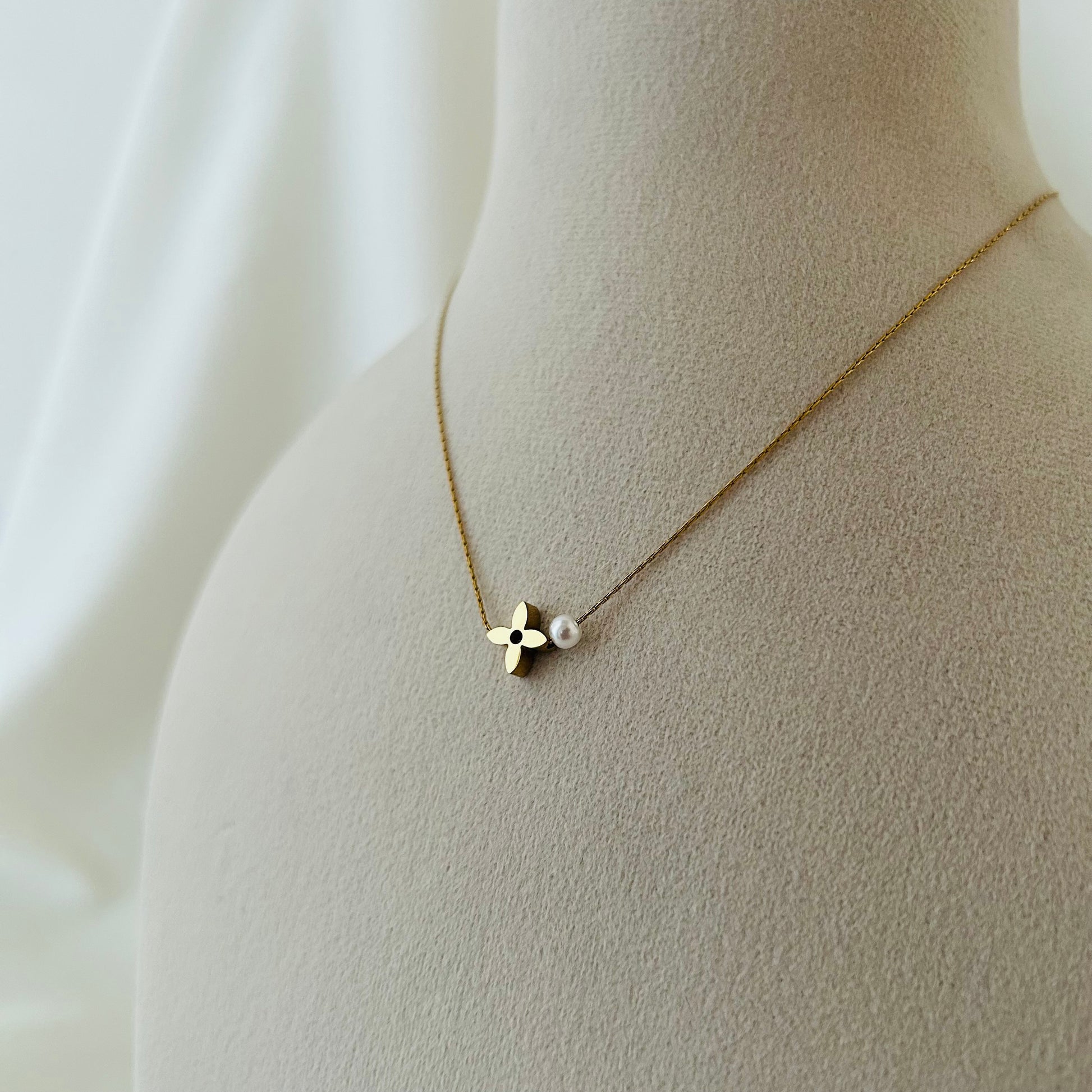 Classic Pearl Pendant Necklace