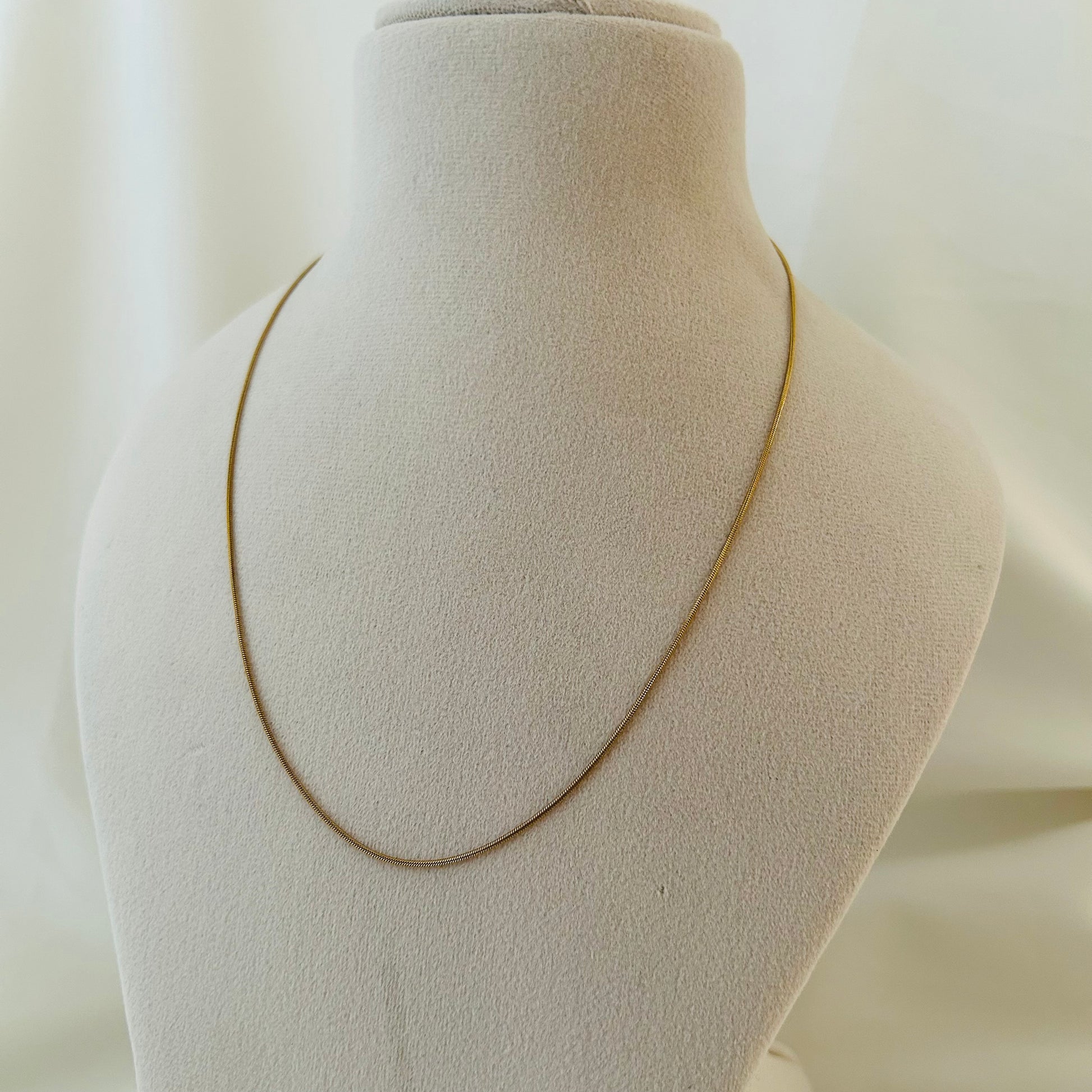 Sleek Plain Necklace