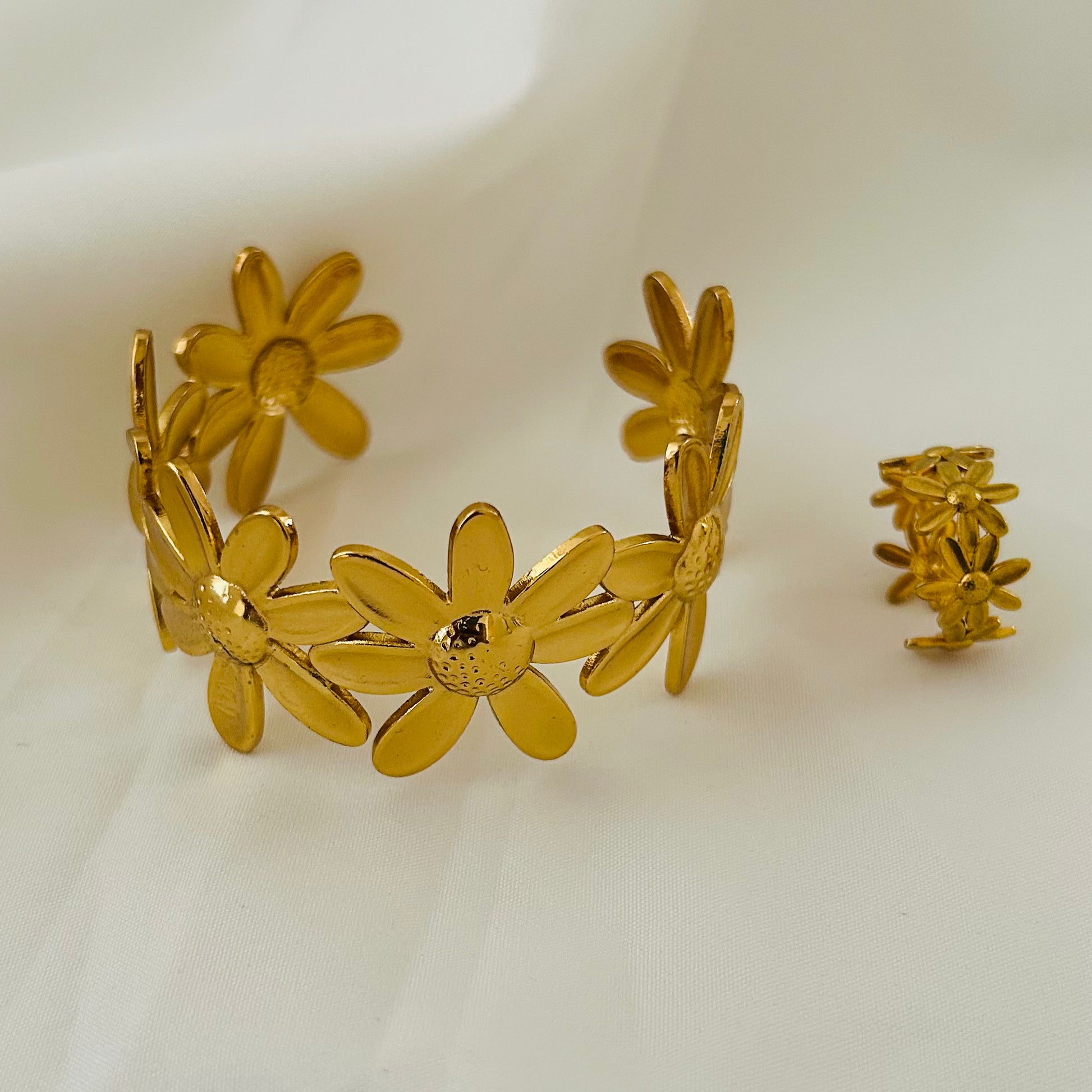 Daisy Bloom Cuff Set